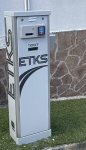 Colonnina ETKS per il controllo accessi con lettore badge e tastierino PIN