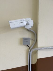 Installazione ETKS per il riconoscimento targhe con telecamera e centralina a muro