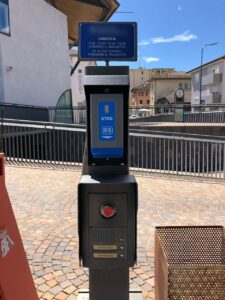 Terminale ETKS all’uscita di un parcheggio con lettore di ticket e citofono